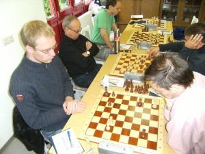 Beim 6,0:2,0 gegen Saalfeld gewannen Meik Sacher und Reinhard Osterroth (v.l.n.r.). Ronny Hirsch hatte seinem Remis einen prima Einstand in der 1. Mannschaft.