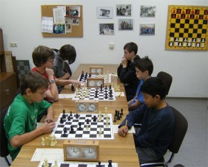 Hermsdorf 3 (von links mit Constantin Seidel, Franz Roeder und Sebastian Zapp) gegen Hermsdorf 2 (rechts mit Franz Sperhake, Manuel Baulig und Ngochai Ta)